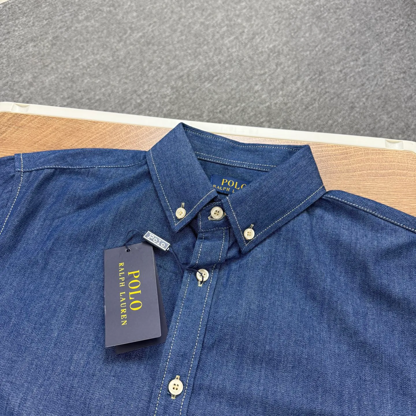P220 💰Model No. B23 Ralph Lauren/Ralph Lauren classic color small label couple style washed denim long-sleeved shirt 1️⃣Made of high-quality denim fabric, the upper body is soft and comfortable, extremely delicate, has a solid, smooth and soft feel, and the fabric does not wrinkle, and the feel is invincible. The details are handled perfectly! 2️⃣Adopting the washing process, the workmanship details are perfectly controlled. They are all hemmed with vest technology, and the insides of the sleeves are also used. Different from the four-needle and five-thread workmanship, the collars are also all designed with interlining, showing high-end fashion and individuality, and the style is fashionable, simple and elegant! 3️⃣It is very youthful and energetic, and can be easily worn by both men and women. It is very in line with the fashion aesthetic concepts of today's young people! Color: Dark Blue Sizes: S, M, L, XL